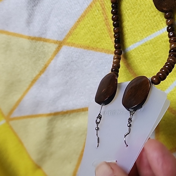NWT- Beautiful Wooden Necklace and Dangle Earrings in Brown - Picture 8 of 11